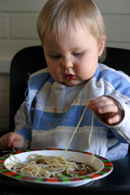 bebe comiendo