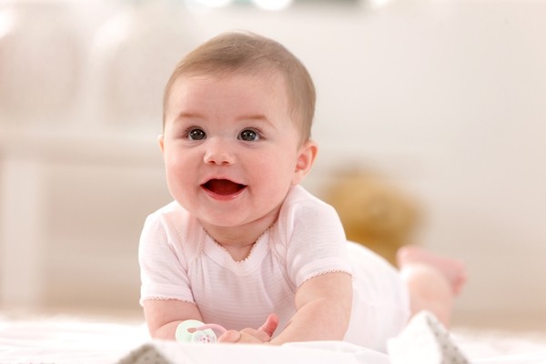 bebe sonrisa