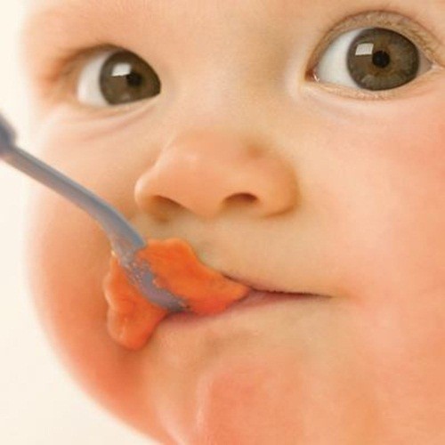 bebe comiendo