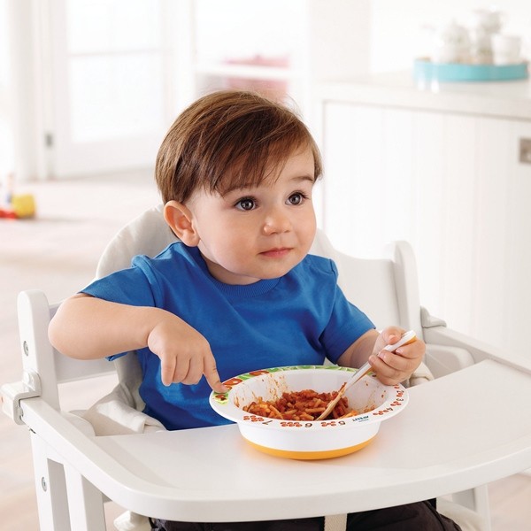 bebe comiendo