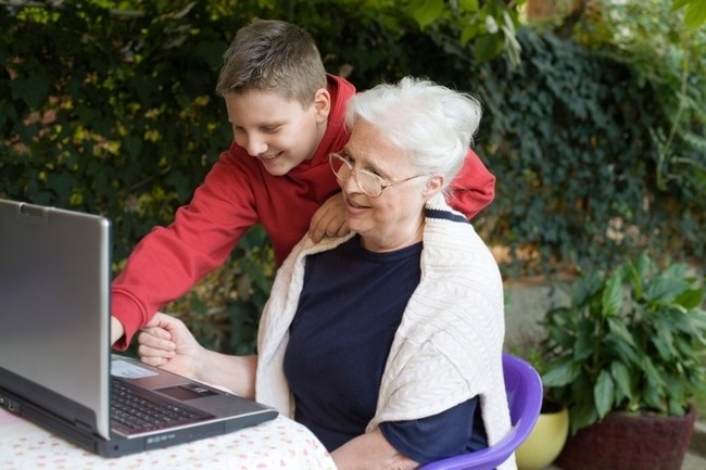 abuela con portatil