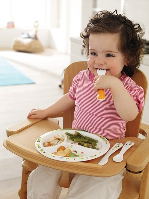 bebe comiendo