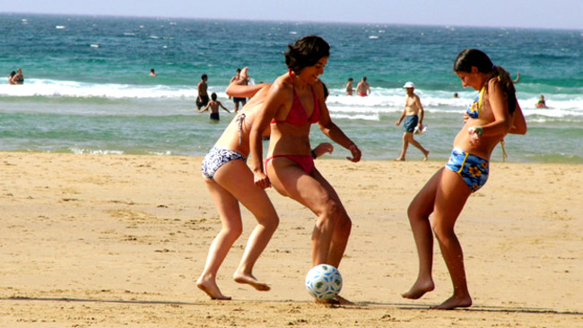 jugando en la playa