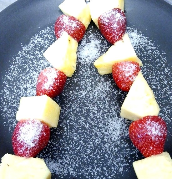 brocheta frutas