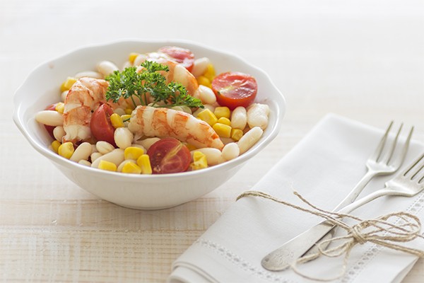 Ensalada de habas blancas, maíz y langostinos