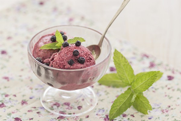 Helado de yogur y frutas del bosque