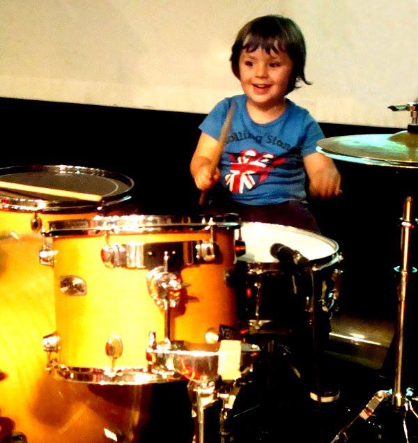 tocando la bateria