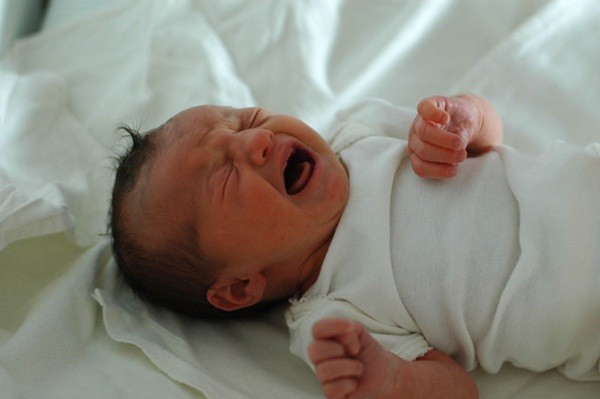 800px-Crying_newborn