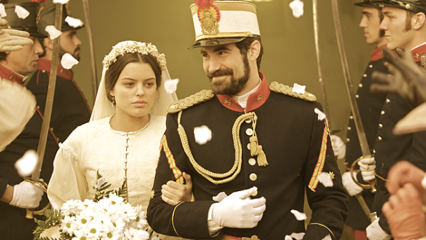 Cristina-esconte-tumulto-presenciar-boda_MDSIMA20131008_0305_1