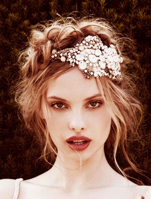 peinados-y-cortes-de-pelo-para-san-valentin-mujeres-recogido-vintage-diadema