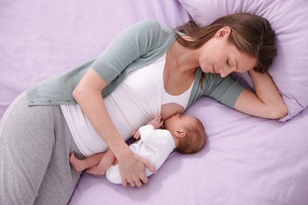 Breastfeeding_position_04-L