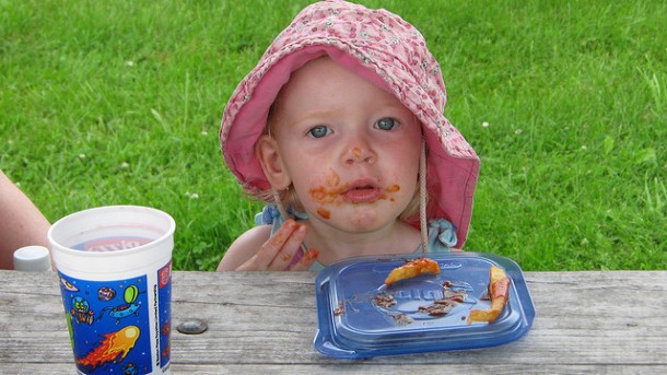 niño manchado comiendo