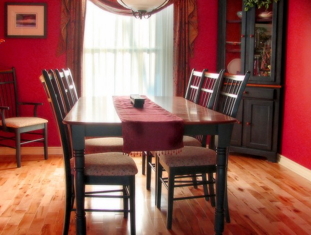 1024px-Dinner_table_and_chairs