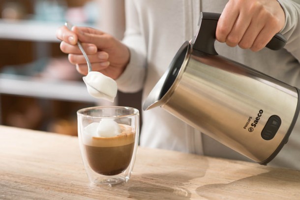añadiendo la espuma al mamaccino