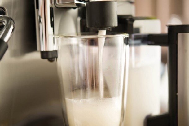 haciendo espuma de leche