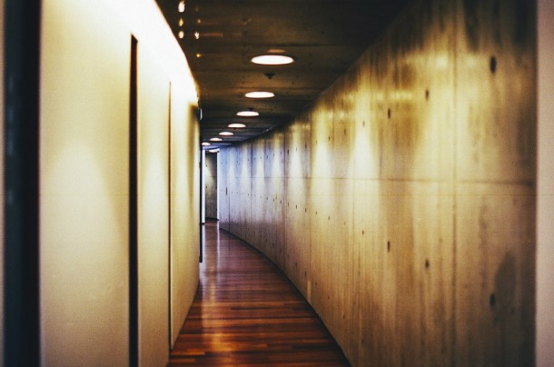 hallway-438412_1280