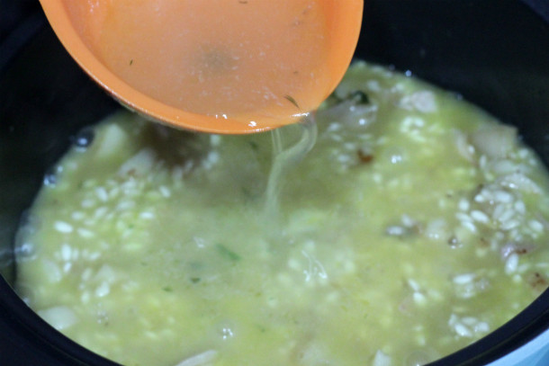 añadiendo caldo risotto