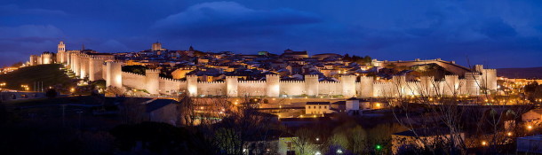 1280px-Panoramica_nocturna_de_la_Ciudad_de_Ávila