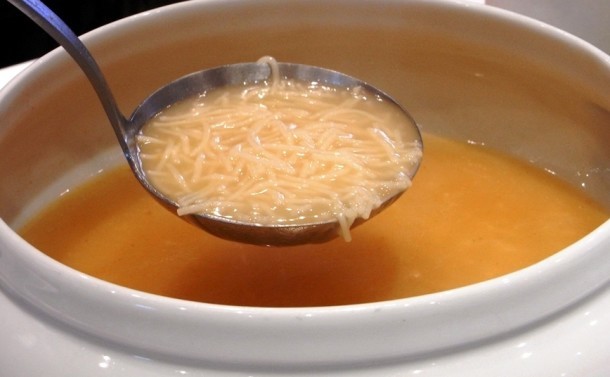 Cómo quitar la grasa de los caldos caseros