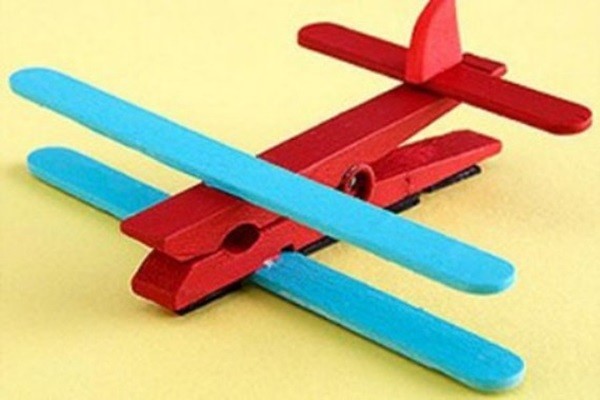 avion-con-pinzas-ropa