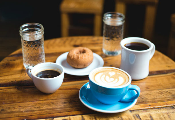 Café con vaso de agua