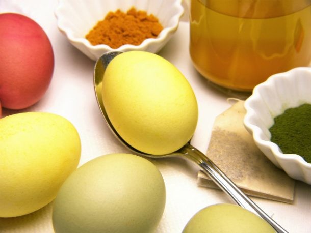 Pintar huevos de Pascua