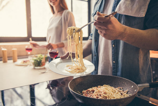 planes de San Valentín pareja cocinando