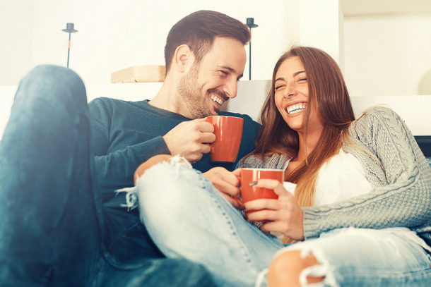 planes de San Valentín Pareja en el sofá