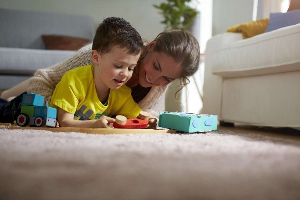 Aspirar suelos con niños