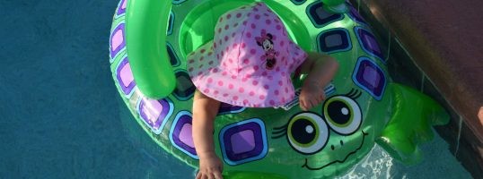 que llevar a la piscina con bebes