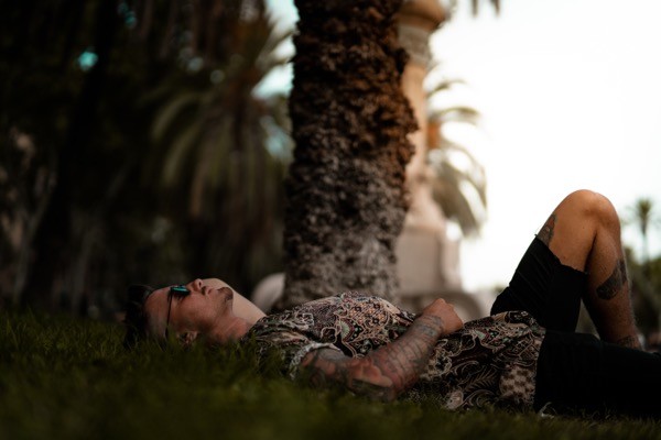 hombre descansa