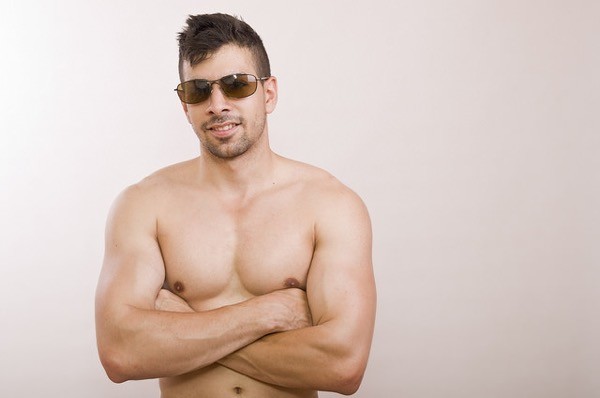 hombre gafas de sol