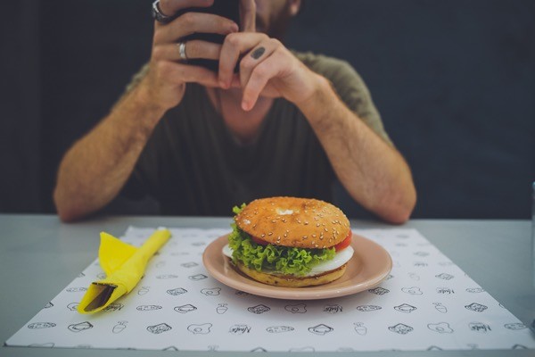 http://www.mimundo.philips.es/cinco-snacks-para-matar-el-hambre-mientras-preparas-los-menus-de-nochevieja/ habitos comida