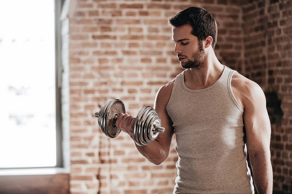 hombre gimnasio