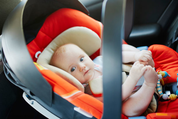 Preparar el primer viaje del bebé en coche, capazo