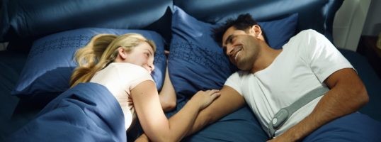 Pareja despierta en la cama
