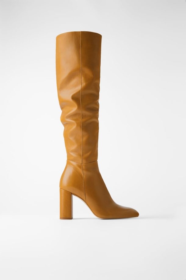 Tendencias otono 2019: minifalda y botas altas