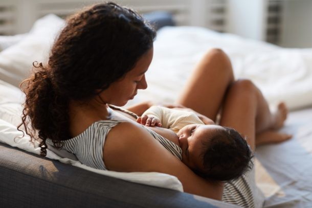 Madre dando lactancia materna a su bebé