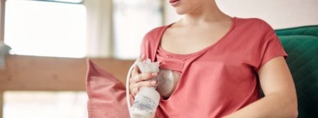 Mujer extrayendo leche con un sacaleches