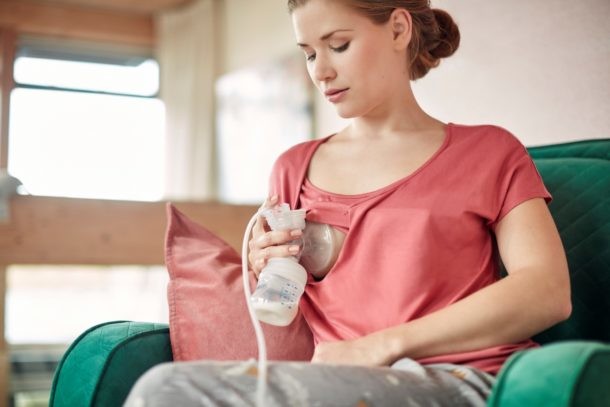 Mujer extrayéndose leche con un sacaleches