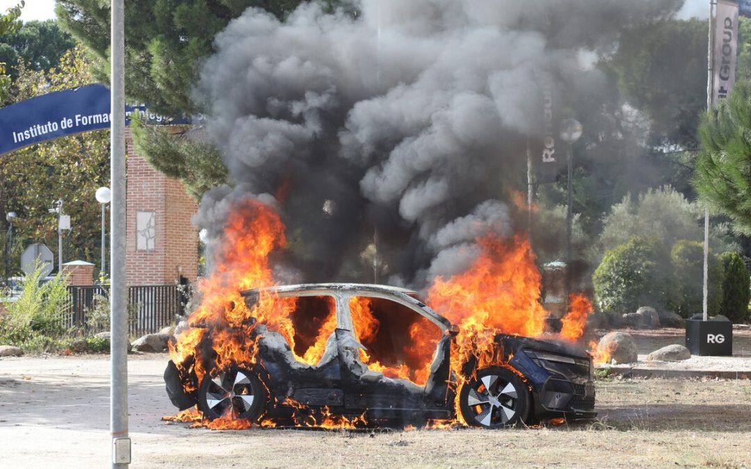 Todo lo que podemos aprender sobre seguridad viendo cómo se apaga el incendio de un coche eléctrico