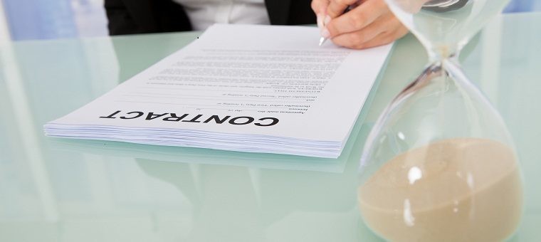 Firmando un contrato beneficiado con el mínimo exento