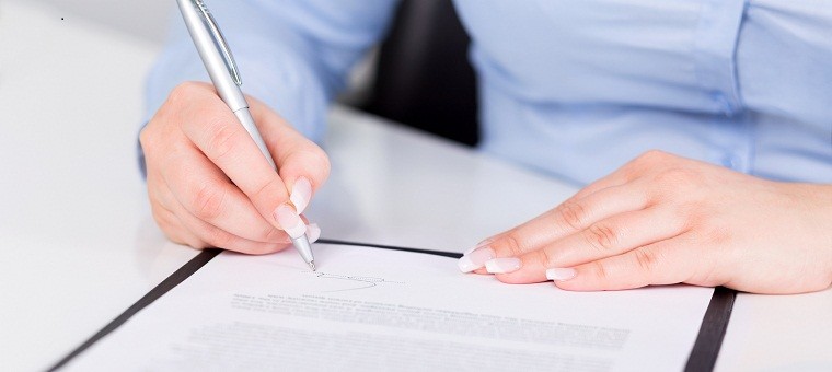 Firmando un contrato de trabajo