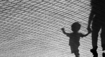 Ciudades caminables peatones y niño
