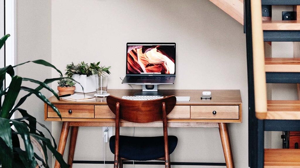 Una buena idea para montar un estudio en casa si tienes poco espacio es ponerlo debajo de las escaleras.