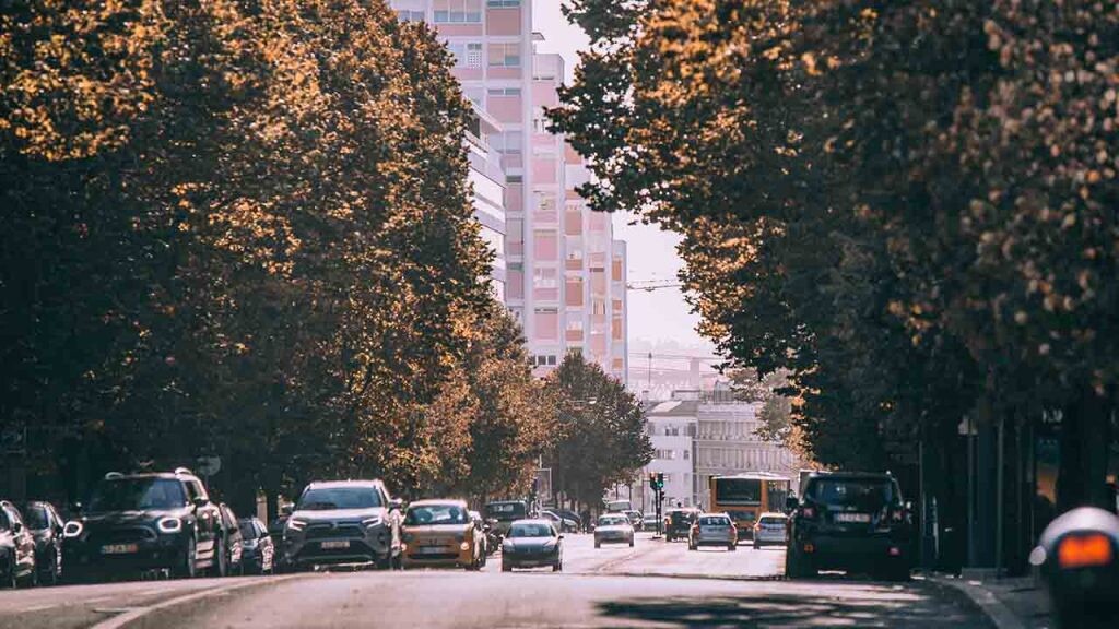 En las ciudades grandes, los principales problemas de ruido los genera el tráfico.