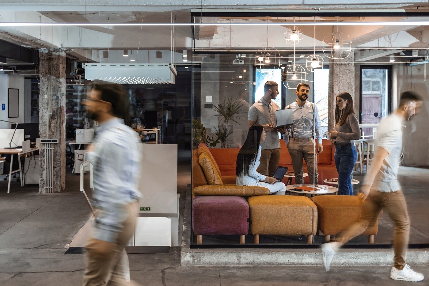 Espacios adaptados al trabajador híbrido que no siempre trabaja desde la oficina