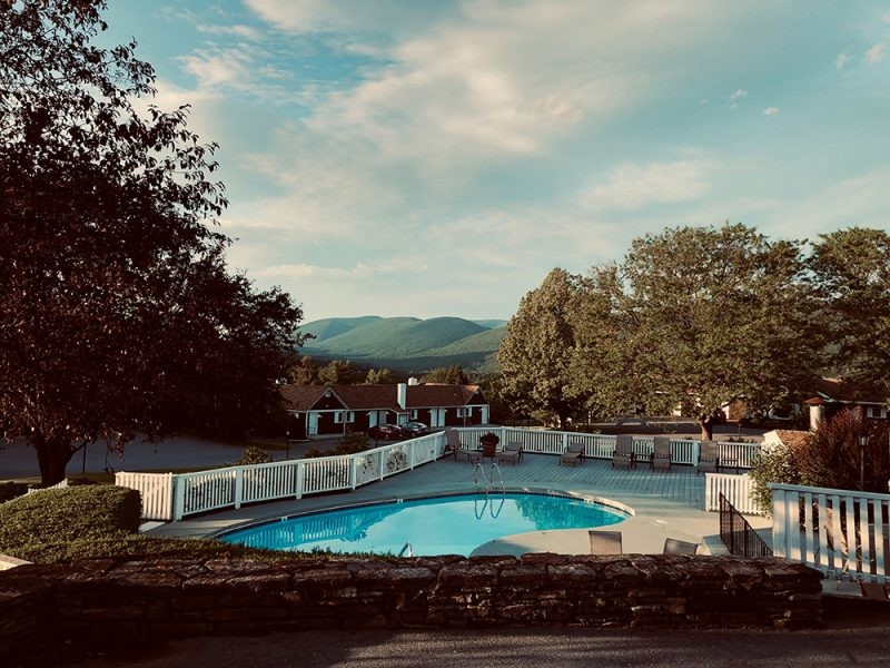 Urbanización cerrada con piscina