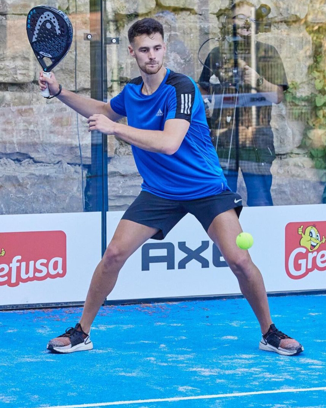 Fotografía de Kolderiu jugando al padel en El Padel de las Estrellas