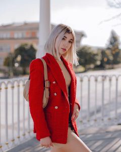 Rebeca Stones | Vizz Agency